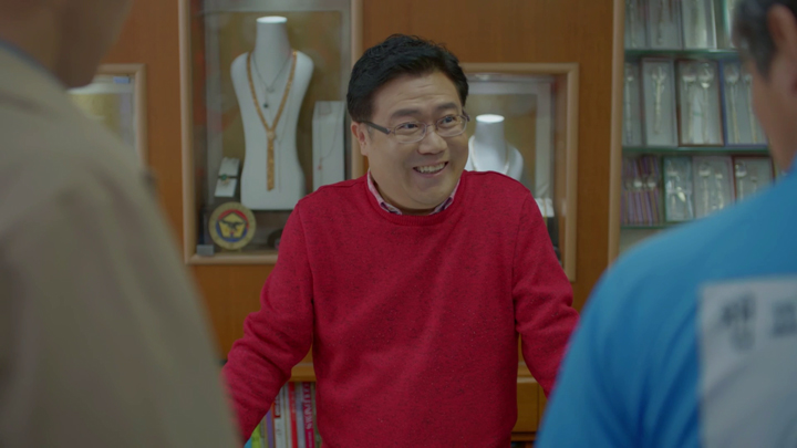Salesperson at the jewellers sees Nam Sin III as Kang So Bong's dad's son