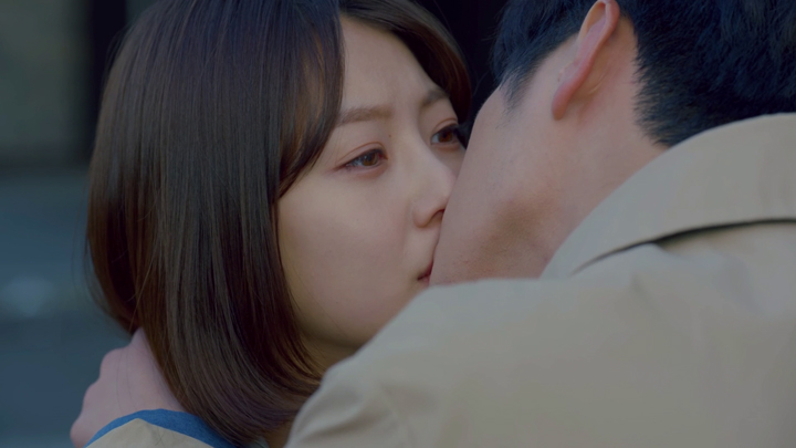 Nam Sin III gives Kang So Bong a kiss