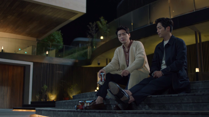 Ji Young Hoon has a casual talk with Nam Sin III by the pool