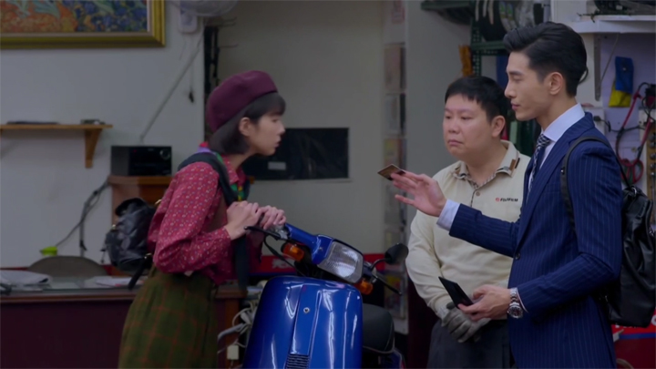 1989一念間 - Chen Che uses his credit card to pay for the cost of repairs of Ye Zhen Zhen's scooter.