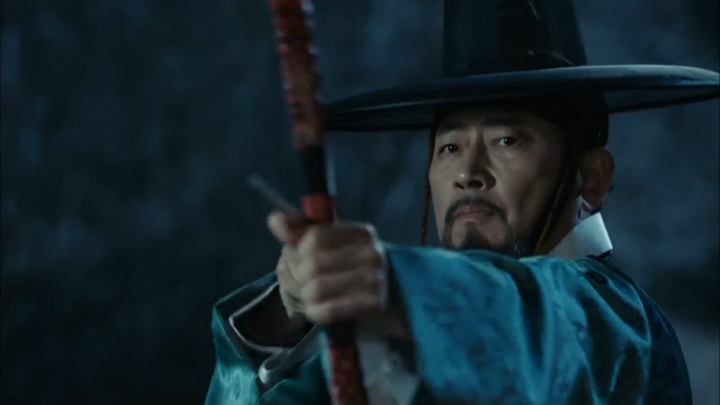 Yi In Jwa aims arrow at Baek Man Geum