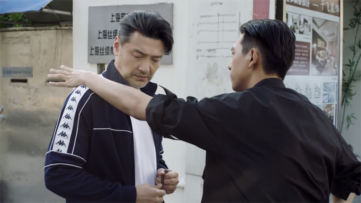 Tong Nian's dad finds Han Shangyan's hand gesture odd.