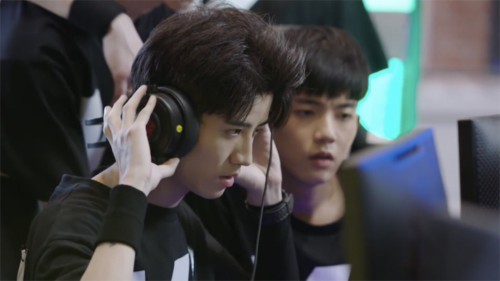 One getting earphones on preparing for a match with Han Shangyan.