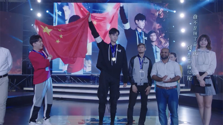 Inin and Wu Bai holding up China flag.