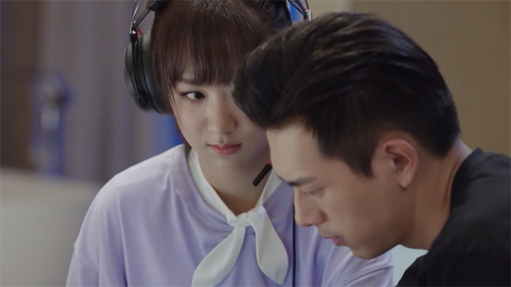 Tong Nian's gaze on Han Shangyan as he explains why he wears earphones whilst working.