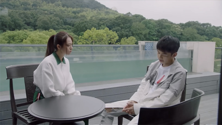 Sun Yaya having a talk with Mi Shaofei.