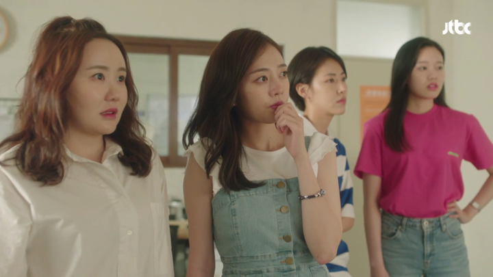 Look of shock from Kang Mi Rae's college mates.