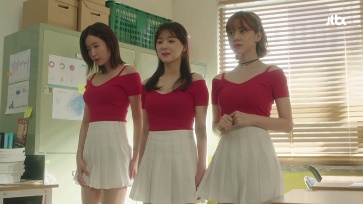 Kang Mi Rae, Hyun Soo Ah, Lee Ji Hyo in waitress uniform.