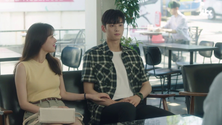 Do Kyung Seok at a job interview at Hyun Soo Ah's workplace.