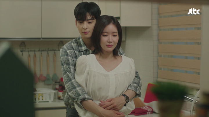 Do Kyung Seok hugging Kang Mi Rae.