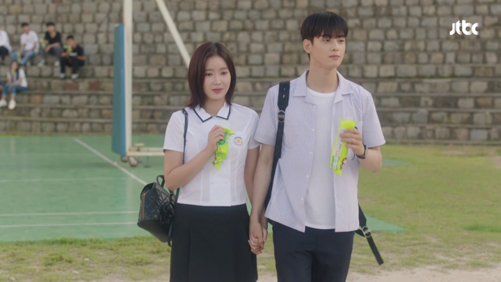 Kang Mi Rae and Do Kyung Seok in school uniform.