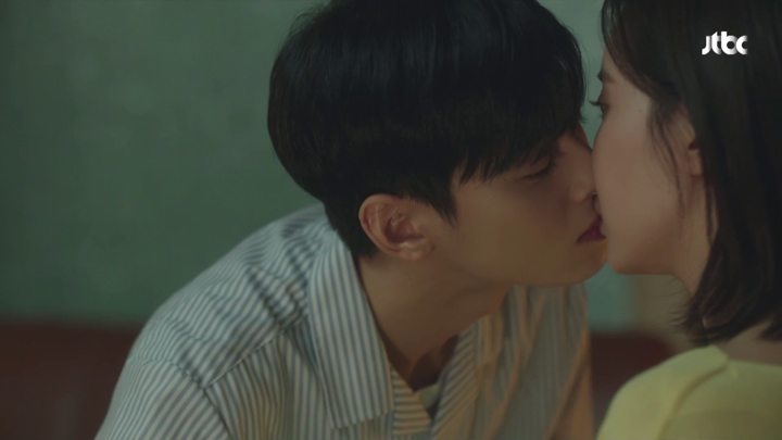 Do Kyung Seok kisses Kang Mi Rae.