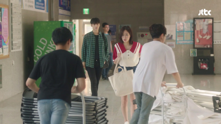 Kang Mi Rae forced to walk back towards Do Kyung Seok.