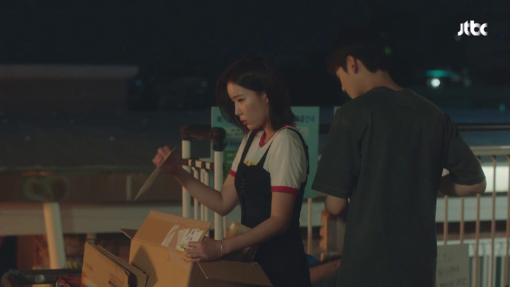 Kang Mi Rae and Do Kyung Seok recycling.