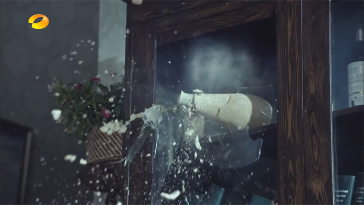 Shuttle Love Millennium - 相爱穿梭千年2 - Zhang Zhi Gang and Fang Si Yi's wedding wine bottle shatters and spills during a fight.