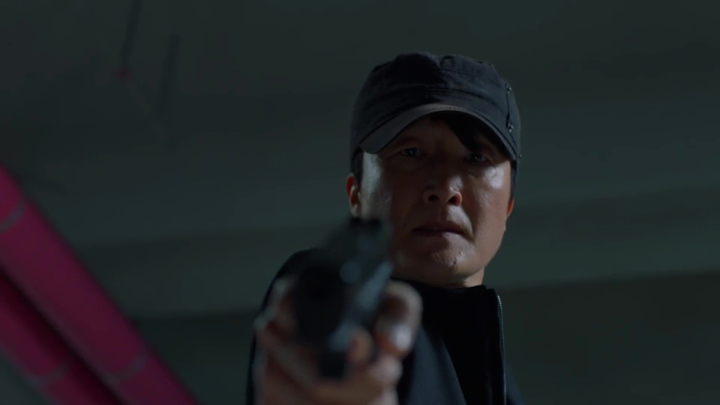 Seo Jong Gil's hitman points a gun at Kang So Bong