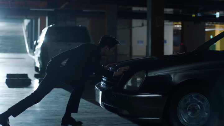 Nam Sin III stops the car Seo Jong Gil's hitman attempts to leave with Kang So Bong in the trunk