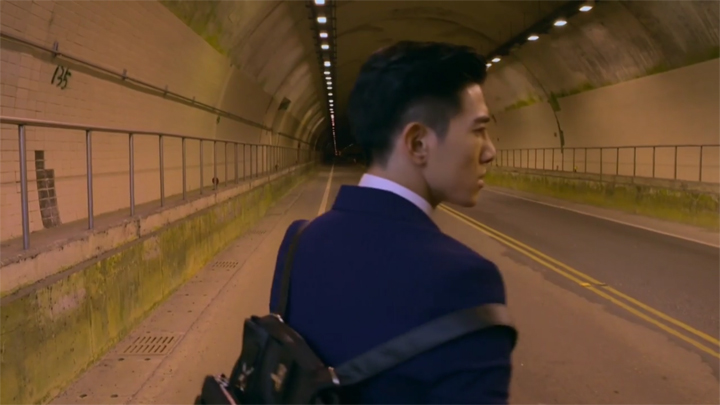 1989一念間 - Chen Che travels to the year 1989. He finds himself in the tunnel he crashed in, devoid of his motorbike and helmet.