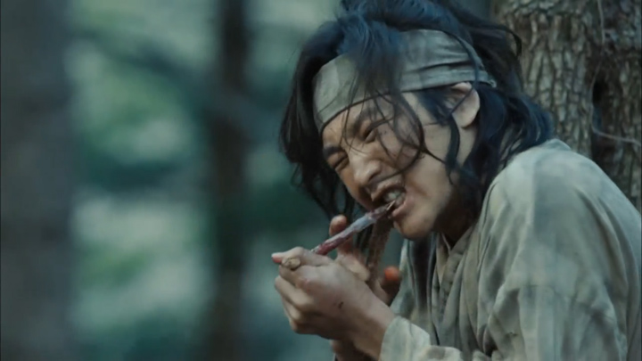 Jang Geun Suk eating snake off a tree