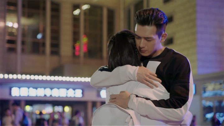 Han Shangyan hugs Tong Nian.
