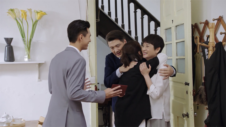 Han Shangyan wanting to join the group hug with Tong Nian and Tong Nian's mum and dad.