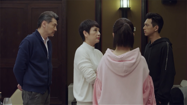 Han Shangyan introduces himself to Tong Nian's mum and dad.