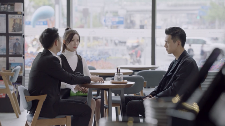 Han Shangyan meeting Lan Mei and her husband at a café.
