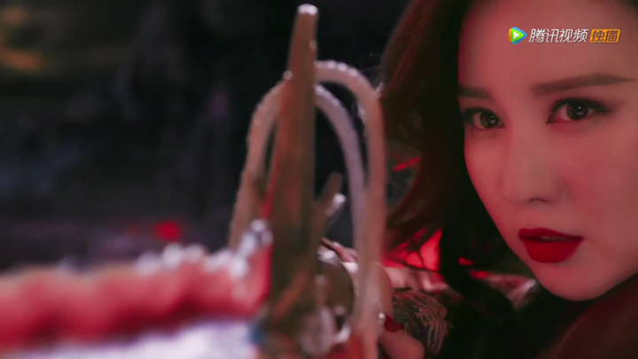 Fire tribe ancestor directs god devouring sword at Ying Kong Shi - Ice Fantasy Destiny