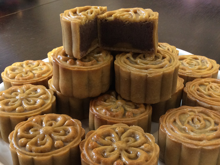 Mooncakes made with the mould: baked mooncakes.