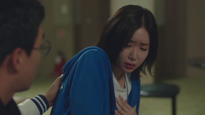 Kang Mi Rae scared by Kim Chan Woo's sleaziness.