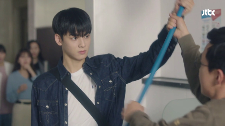 Do Kyung Seok stops Kim Chan Woo from striking him with a broom.