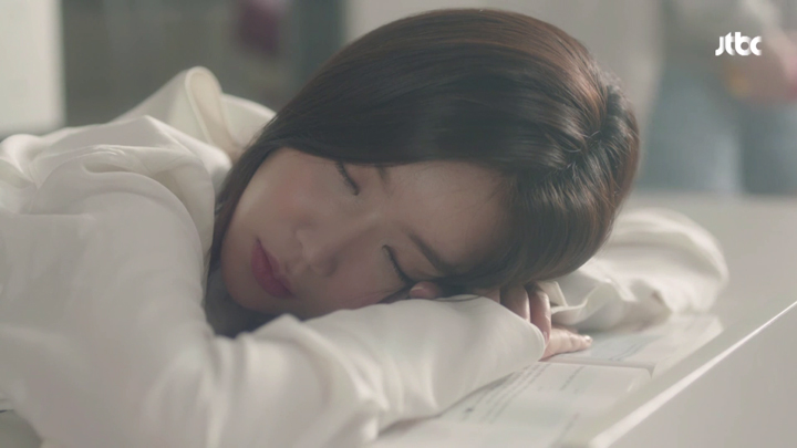 Kang Mi Rae napping in lecture theatre.