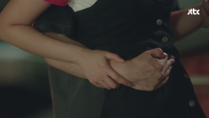 Do Kyung Seok supporting Kang Mi Rae with his hand around her waist area.