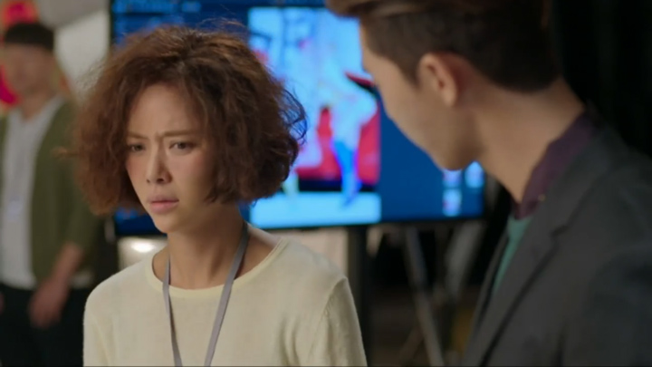 She Was Pretty: Kim Hye Jin stands silent as Ji Sung Joon stares at her feet unimpressed