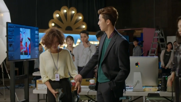 She Was Pretty: Ji Sung Joon gripping Kim Hye Jin by the wrist