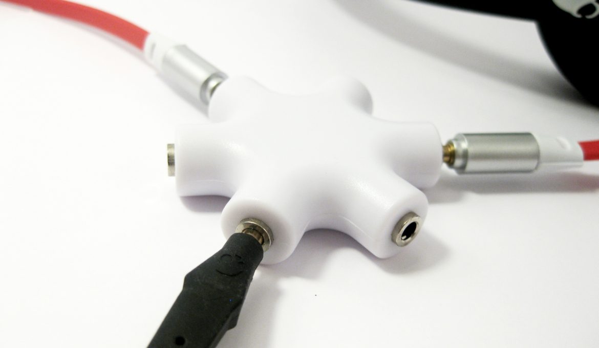 Listen to multiple devices with a 6-way audio splitter